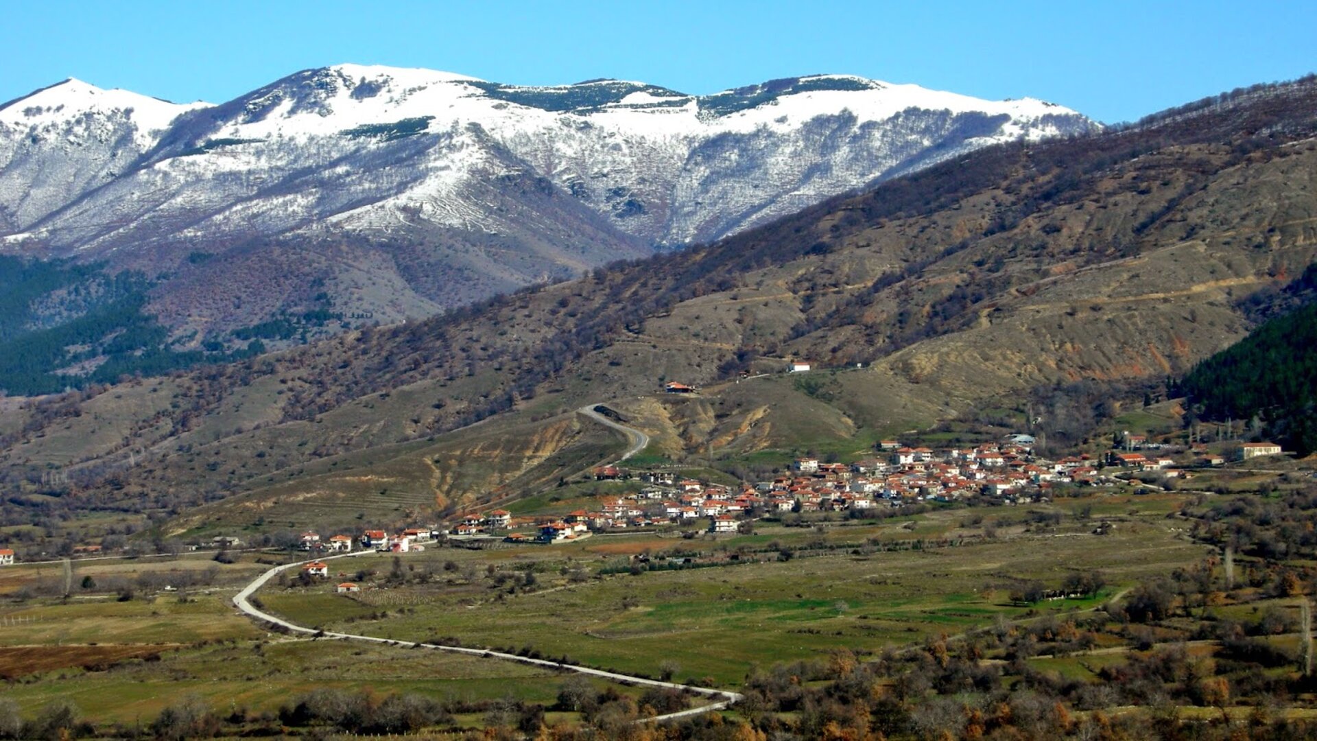 Πανοραμική θέα της Λιθιάς Καστοριάς με χιονισμένα βουνά